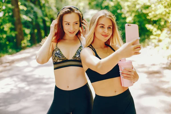 Esportes meninas em um parque — Fotografia de Stock