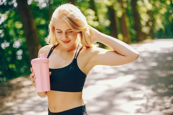 Spor kız bir parkta