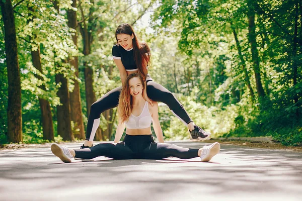 Bir parkta spor kızlar — Stok fotoğraf