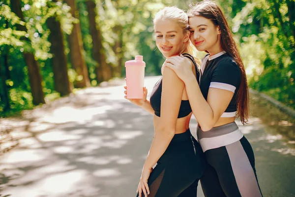 Chicas deportivas en un parque — Foto de Stock