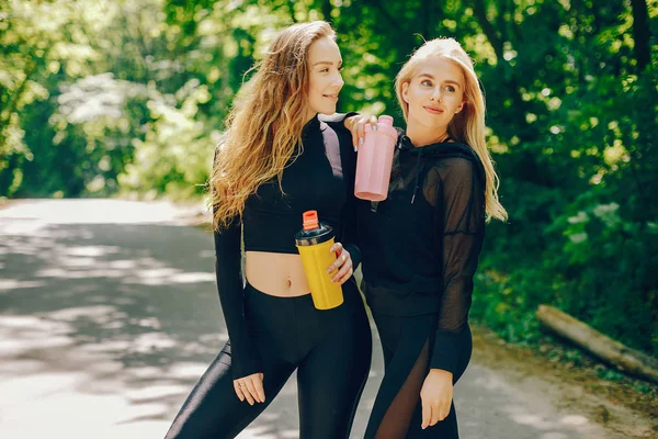 Ragazze sportive in un parco — Foto Stock