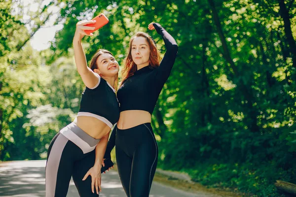 Esportes meninas em um parque — Fotografia de Stock