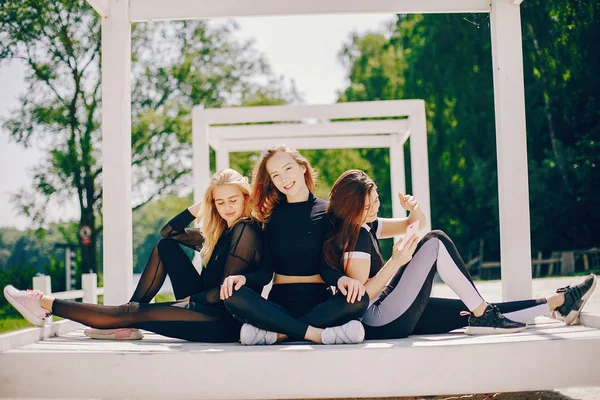 Chicas deportivas en un parque — Foto de Stock