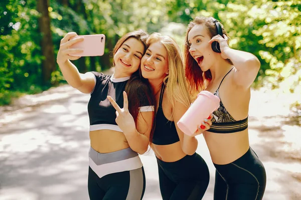 Esportes meninas em um parque — Fotografia de Stock