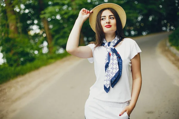 Ragazza carina che cammina in un parco estivo — Foto Stock