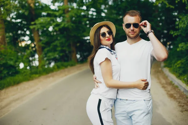 Belo casal passar o tempo em um parque de verão — Fotografia de Stock