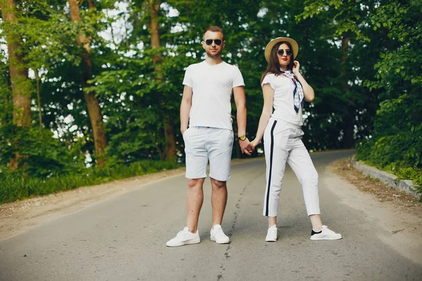 Schönes Paar verbringt Zeit in einem Sommerpark — Stockfoto