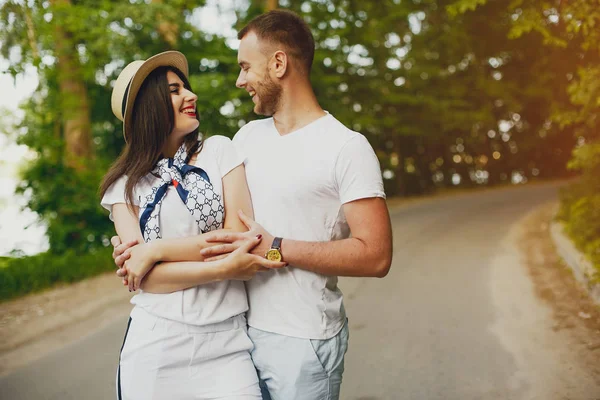 Belo casal passar o tempo em um parque de verão — Fotografia de Stock