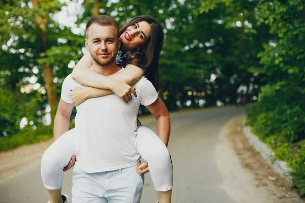 Belo casal passar o tempo em um parque de verão — Fotografia de Stock