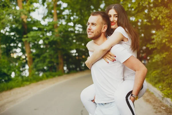 Belo casal passar o tempo em um parque de verão — Fotografia de Stock