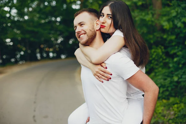 Beautiful couple spend time in a summer park — Stock Photo, Image