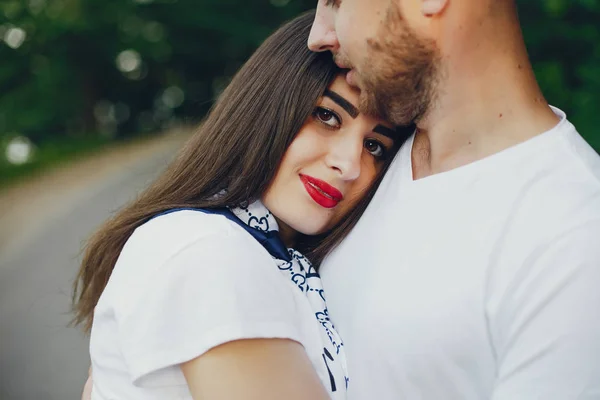 Belo casal passar o tempo em um parque de verão — Fotografia de Stock