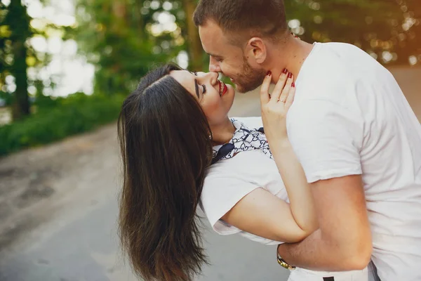 Hermosa pareja pasar tiempo en un parque de verano —  Fotos de Stock