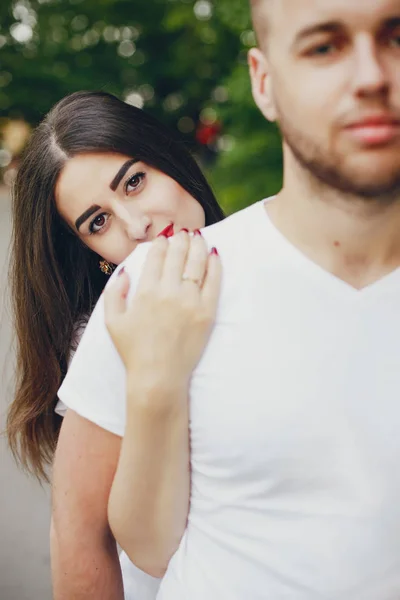 Beautiful couple spend time in a summer park — Stock Photo, Image