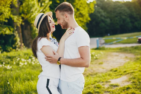 Vackra par tillbringa tid i en sommarpark — Stockfoto