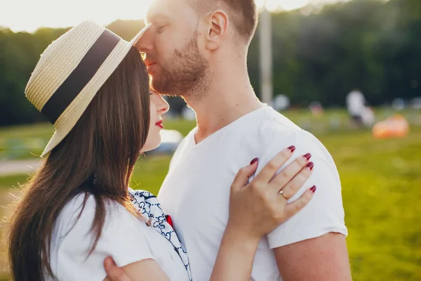 Belo casal passar o tempo em um parque de verão — Fotografia de Stock