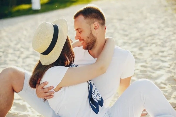 Beautiful couple spend time in a summer park — Stock Photo, Image