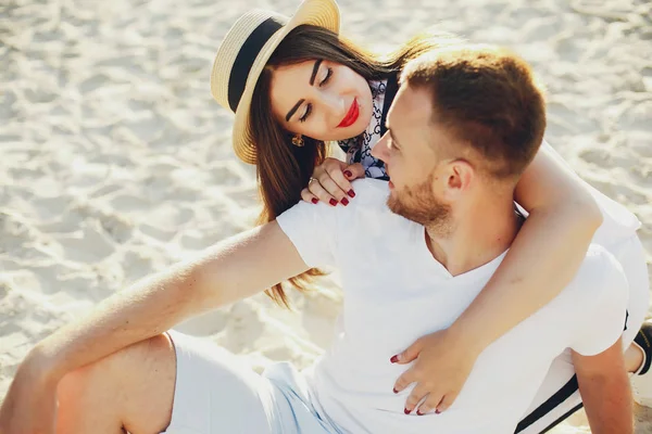 Mooi koppel brengen tijd door in een zomerpark — Stockfoto