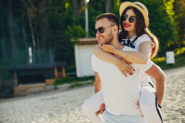 Mooi koppel brengen tijd door in een zomerpark — Stockfoto