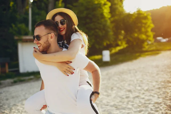 Vackra par tillbringa tid i en sommarpark — Stockfoto