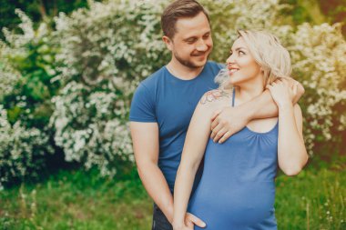 Karısı ile bir yazlık parkta kocası