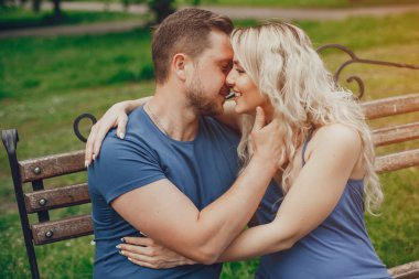 Karısı ile bir yazlık parkta kocası