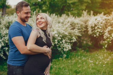 Karısı ile bir yazlık parkta kocası