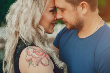 Güzel bir çift yaz parkında vakit geçirir.