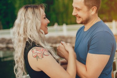 Güzel bir çift yaz parkında vakit geçirir.