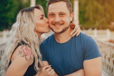 Güzel bir çift yaz parkında vakit geçirir.