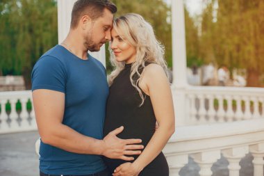 Karısı ile bir yazlık parkta kocası