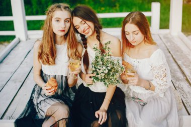 Yaz parkında üç güzel kız