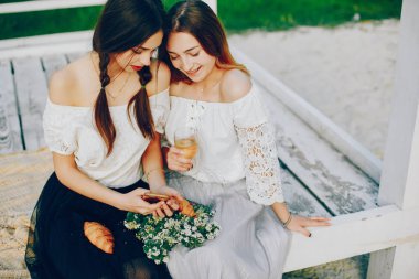 Yaz parkında iki güzel kız