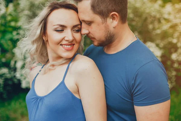 Belo casal passar o tempo em um parque de verão — Fotografia de Stock