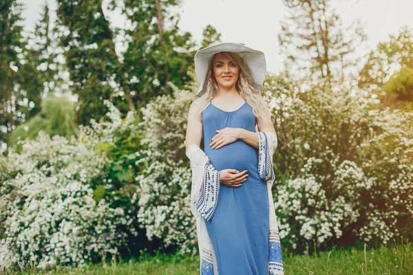 Wanita hamil yang cantik di taman musim panas — Stok Foto