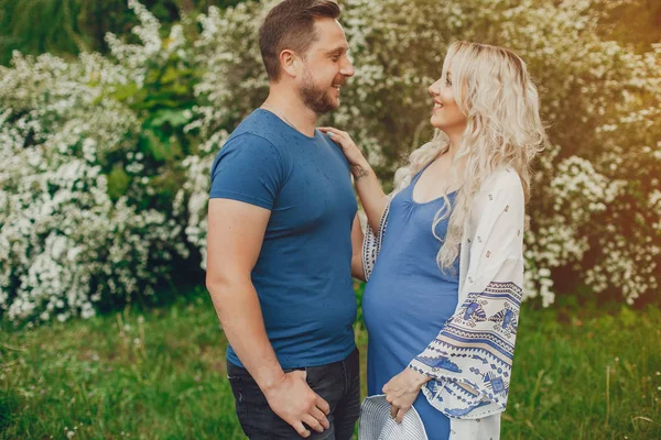 Femme avec son mari dans un parc d'été — Photo