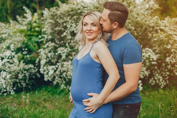 Femme avec son mari dans un parc d'été — Photo