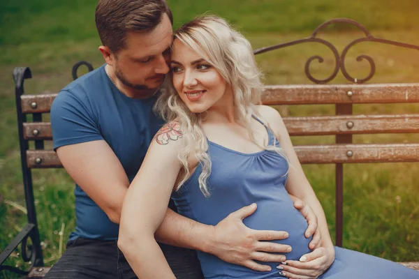 Vrouw met haar man in een zomer Park — Stockfoto