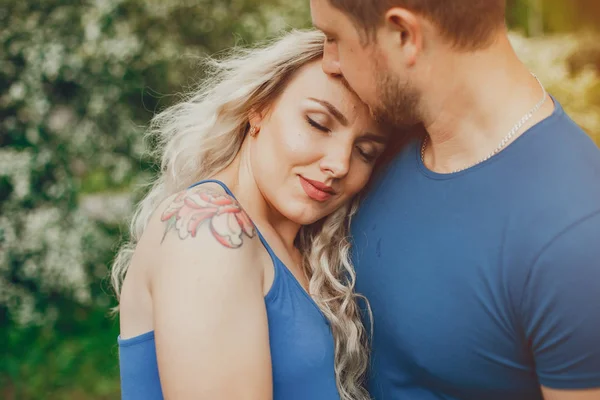 Mooi koppel brengen tijd door in een zomerpark — Stockfoto