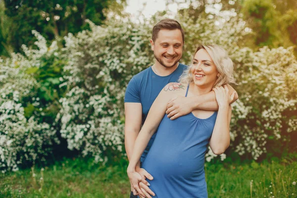 Femme avec son mari dans un parc d'été — Photo