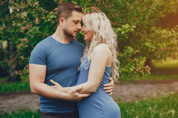 Wife with her husband in a summer park — Stock Photo, Image