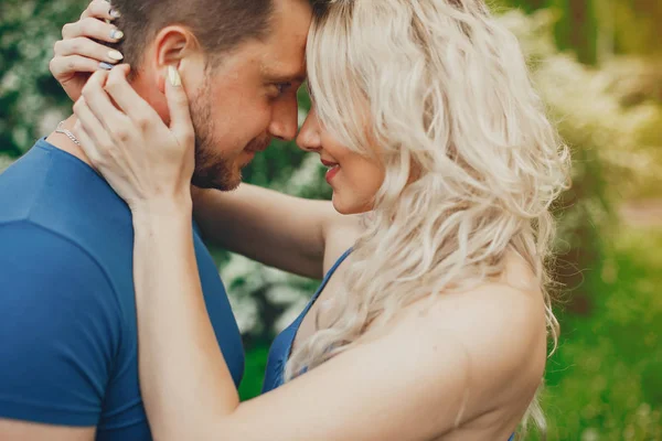 Hermosa pareja pasar tiempo en un parque de verano — Foto de Stock