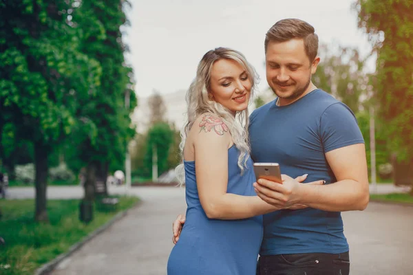 Esposa con su marido en un parque de verano —  Fotos de Stock
