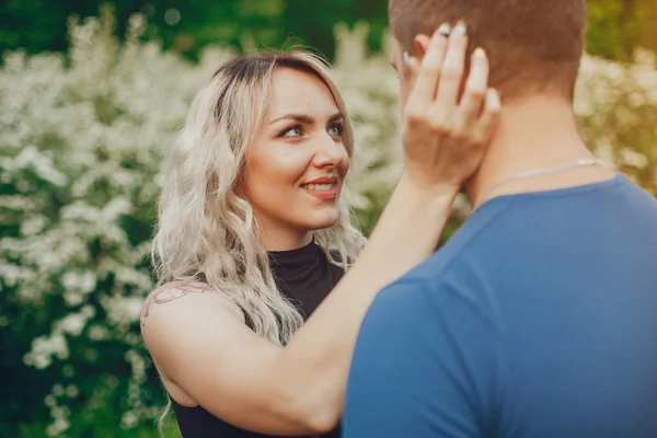 Schönes Paar verbringt Zeit in einem Sommerpark — Stockfoto