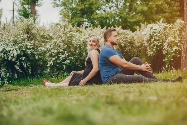 Жена с мужем в летнем парке — стоковое фото