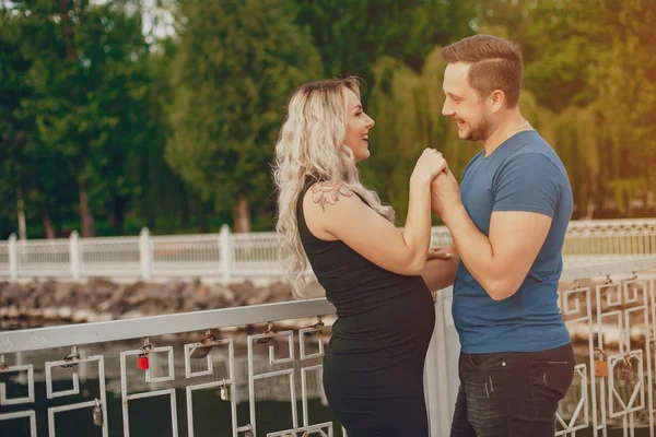 Istri dengan suaminya di sebuah taman musim panas — Stok Foto