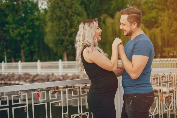 Frau mit Ehemann in einem Sommerpark — Stockfoto