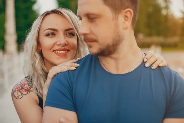 Hermosa pareja pasar tiempo en un parque de verano —  Fotos de Stock