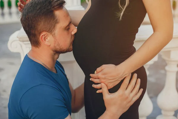 Femme avec son mari dans un parc d'été — Photo