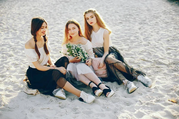 Tres chicas guapas en un parque de verano — Foto de Stock